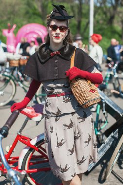 Bisiklet Retro cruise katılan kadın