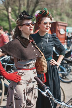 Bisiklet Retro cruise katılan kadınlar