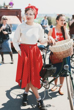 Bisiklet Retro cruise katılan kadın