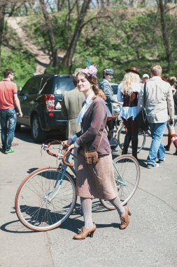 Bisiklet Retro cruise katılan kadın