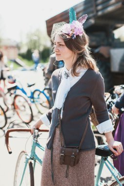 Bisiklet Retro cruise katılan kadın