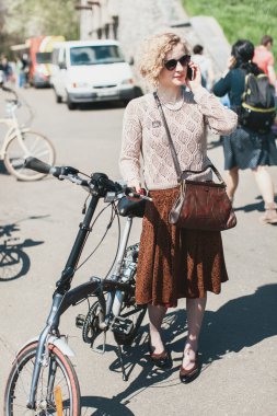 Bisiklet Retro cruise katılan kadın