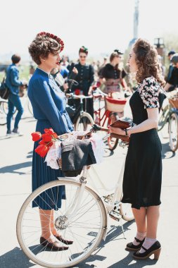 Bisiklet Retro cruise katılan kadınlar