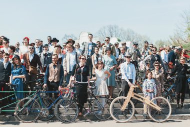 Bisiklet Retro cruise katılan insanlar