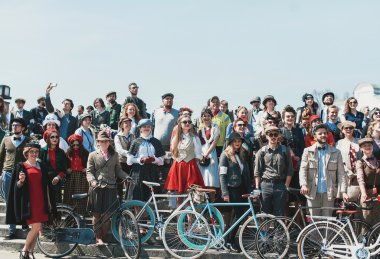 Bisiklet Retro cruise katılan insanlar