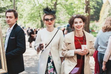 Bisiklet Retro cruise katılan insanlar