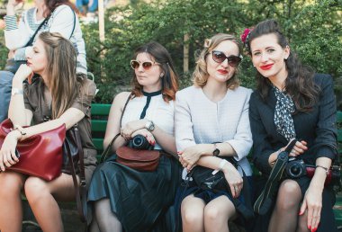 Bisiklet Retro cruise katılan kadınlar