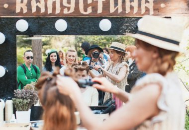 Bisiklet Retro cruise katılan insanlar