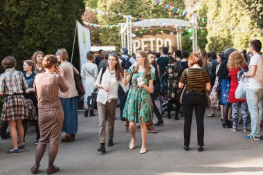 Bisiklet Retro cruise katılan insanlar