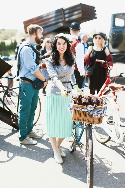 Mujer participando en bicicleta Crucero retro — Foto de Stock