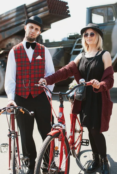 Пари, які беруть участь у велосипедів ретро круїз — стокове фото
