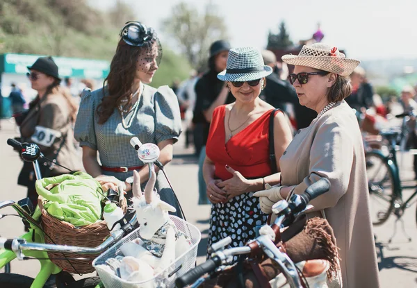 Mujeres participando en bicicleta Crucero retro — Foto de Stock