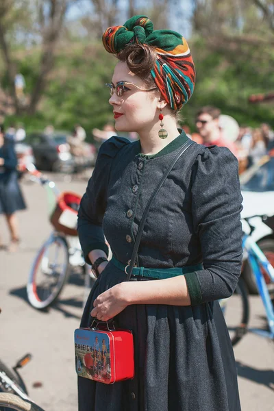 Kvinna som deltar i cykel Retro kryssning — Stockfoto