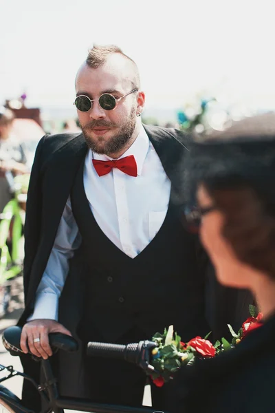 Homme participant à vélo croisière rétro — Photo