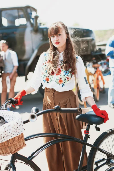 Жінки, які беруть участь у велосипедів ретро круїз — стокове фото