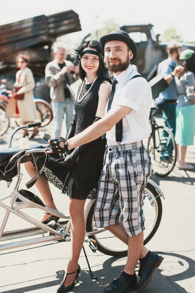Пари, які беруть участь у велосипедів ретро круїз — стокове фото