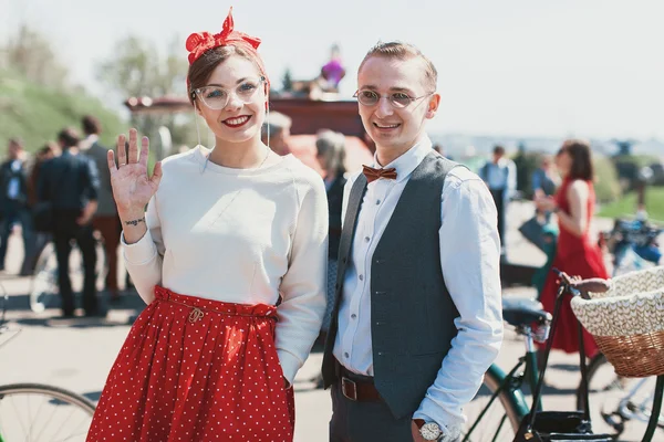 Paar nimmt an Fahrrad-Retro-Kreuzfahrt teil — Stockfoto