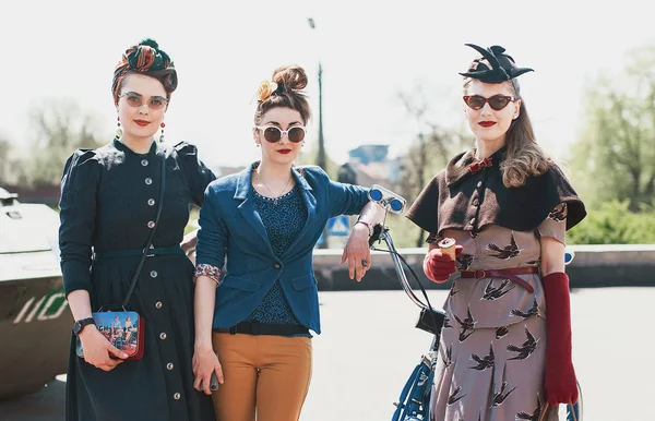 Women participating in bicycle Retro cruise — Stock Photo, Image