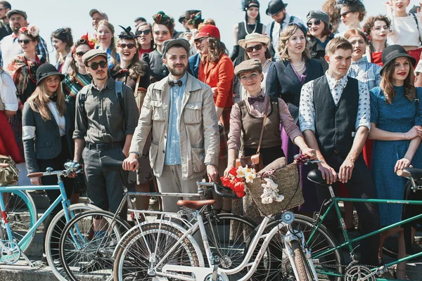Люди, які беруть участь у велосипедів ретро круїз — стокове фото