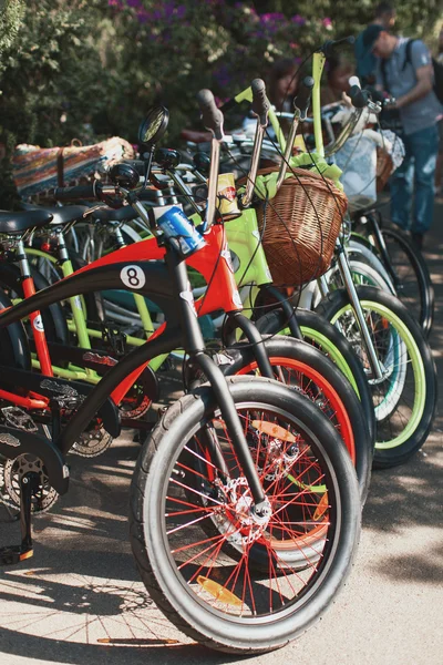 Biciclette di vecchia moda con cestini — Foto Stock