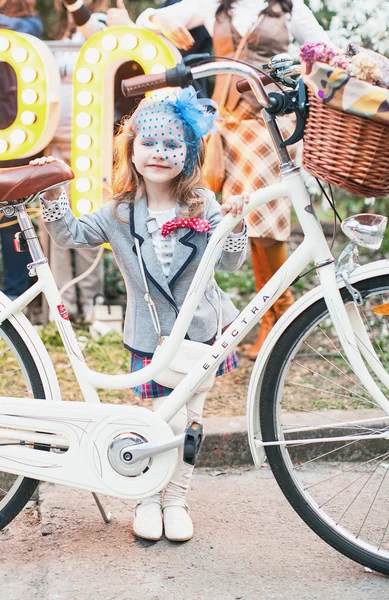 Dziewczyna uczestniczących w rejs Retro rower — Zdjęcie stockowe