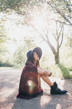 yerde oturan kız moda