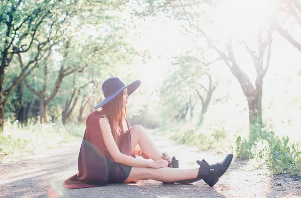 Chica de moda sentada en el suelo — Foto de Stock