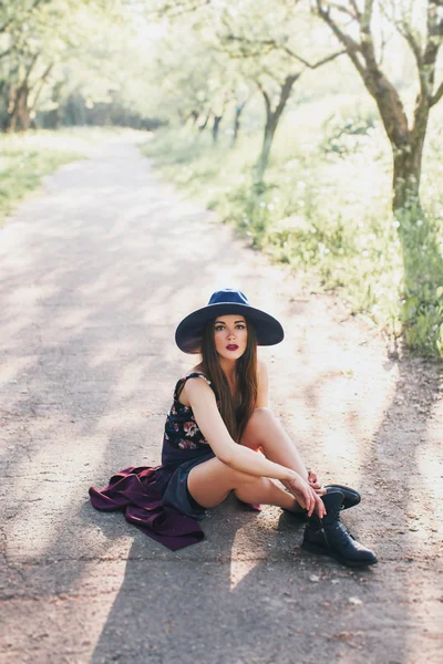 Menina da moda sentado no chão — Fotografia de Stock