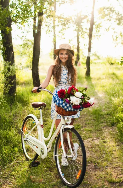 Дівчина в парку з вінтажним велосипедом — стокове фото