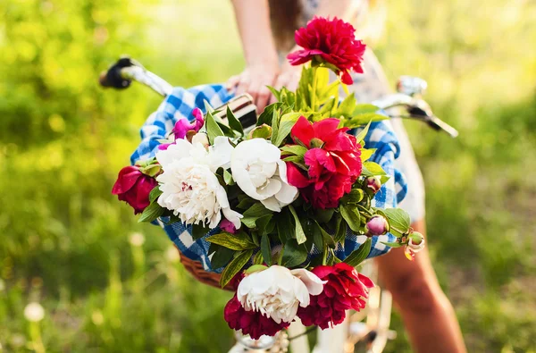 Flores de colores en la cesta de bicicleta — Foto de Stock