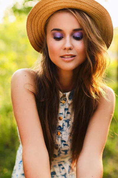 Mulher bonita jovem — Fotografia de Stock