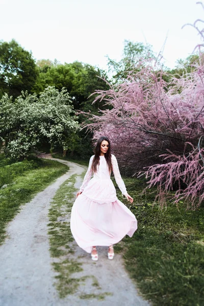 Mujer en jardín de primavera — Foto de Stock