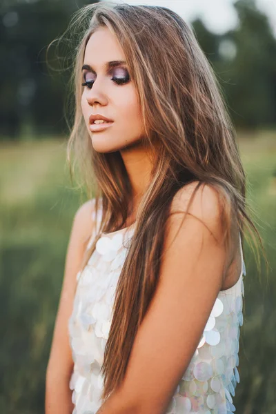 Hermosa mujer posando — Foto de Stock