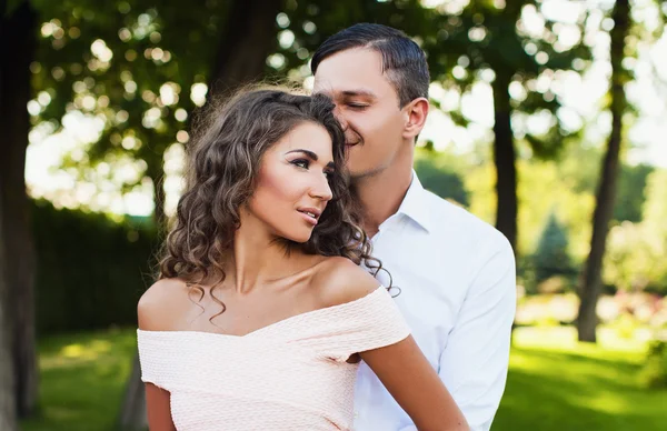 Pareja joven abrazando —  Fotos de Stock