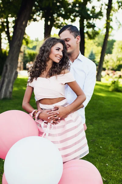 Paar mit Luftballons — Stockfoto