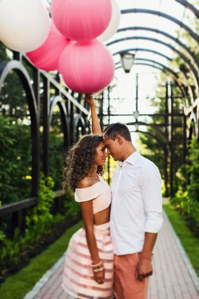 Paar bedrijf ballonnen — Stockfoto