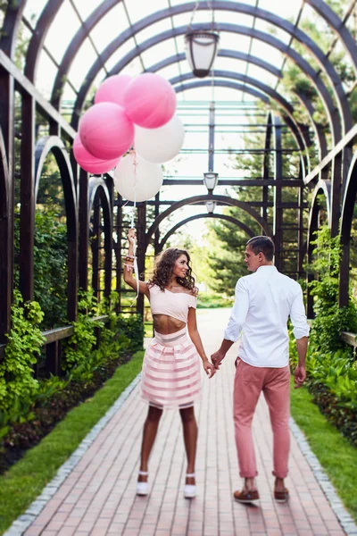 Paar mit Luftballons — Stockfoto