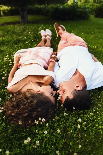 Joven mujer y hombre mintiendo — Foto de Stock