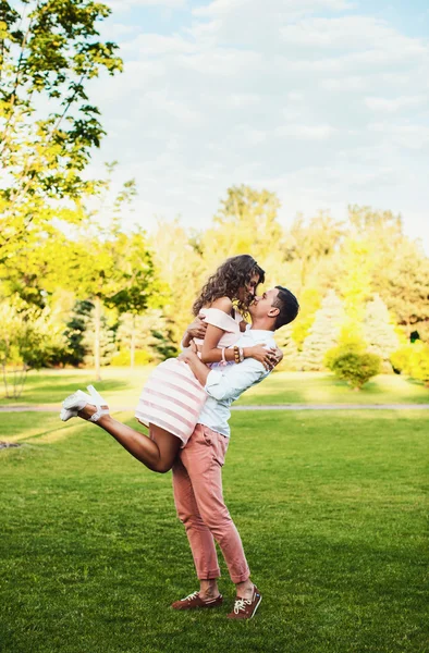 Joven hombre sosteniendo mujer — Foto de Stock