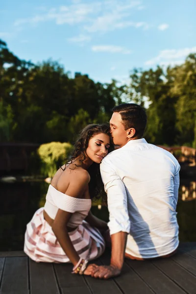 Man kust vrouw — Stockfoto