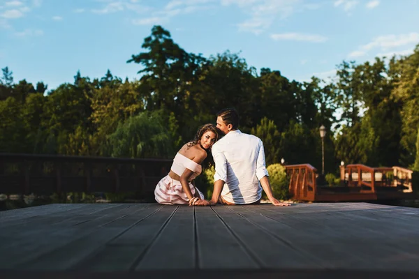 Muž a žena sedící — Stock fotografie