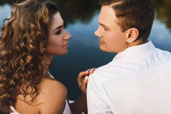 Uomo e donna guardando — Foto Stock