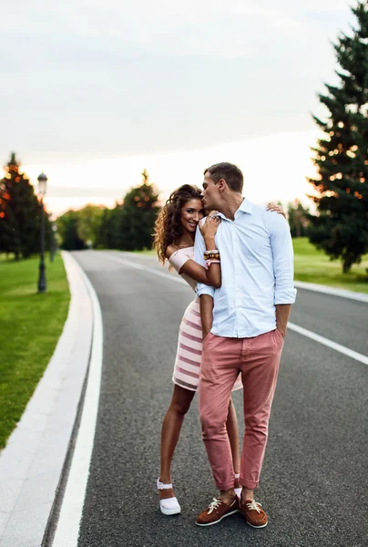 Paar steht auf Straße — Stockfoto