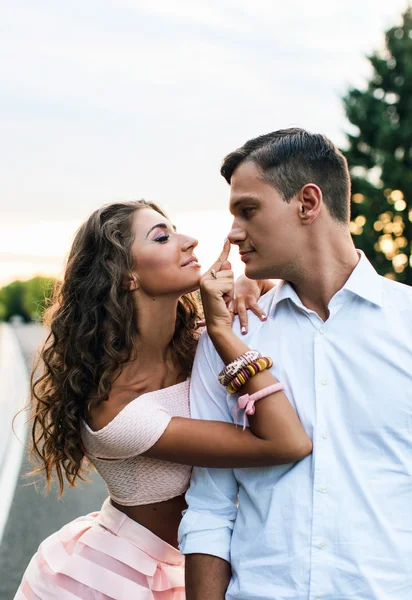 Pareja joven de pie al aire libre — Foto de Stock