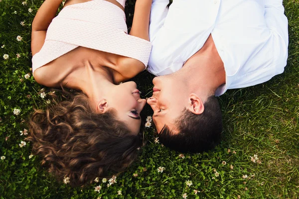 Jonge vrouw en man liggen Stockafbeelding