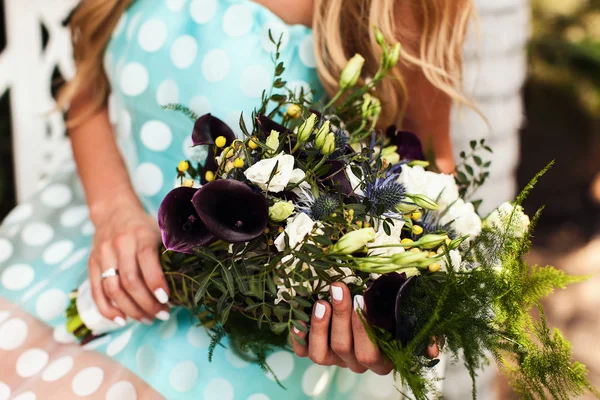 Flowers in female hands — Stock Photo, Image