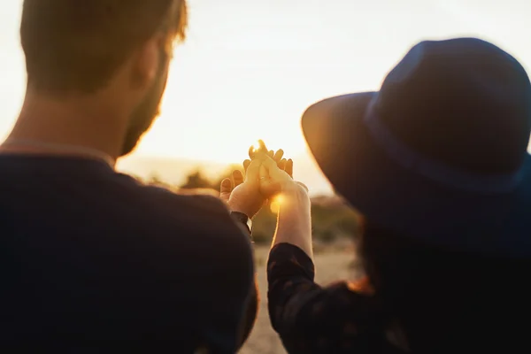 Pareja cogida de la mano al atardecer —  Fotos de Stock