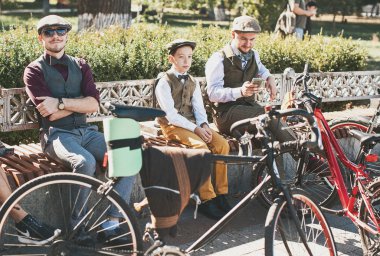 Bisiklet Retro cruise katılan insanlar