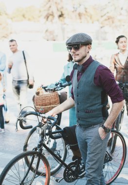 Bisiklet Retro cruise katılan adam