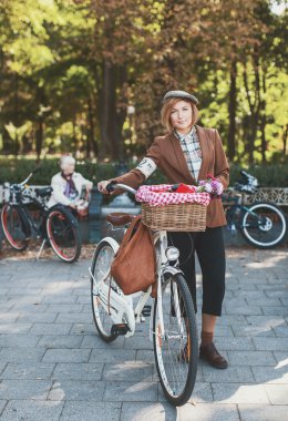 Bisiklet Retro cruise katılan kadın